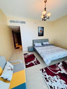 een slaapkamer met een bed en een bank bij Luxury 2Bed Room sea view in Ajman  +19 foto's