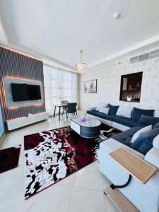 een woonkamer met een blauwe bank en een kleed bij Luxury 2Bed Room sea view in Ajman 