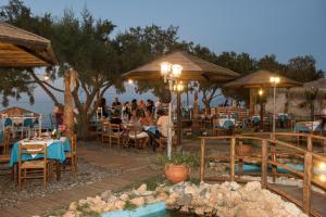 En restaurang eller annat matställe på Mythos Beach Hotel Apartments