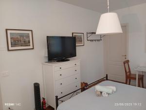 a living room with a tv on a white dresser at La Casa di Cristina in Martellago