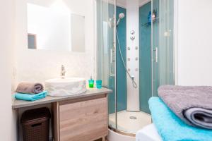 un baño con lavabo y ducha en Apartment Zamulkowa Katowice, en Katowice 107 fotos más