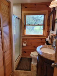 Koupelna v ubytování Lake Cabin on 10Acres w Seasonal Waterfront Views