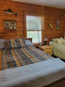 Postel nebo postele na pokoji v ubytování Lake Cabin on 10Acres w Seasonal Waterfront Views