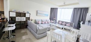 O zonă de relaxare la Pearl Club Al Reem Island 2 Bedrooms With Pool , Gym and Tennis Court