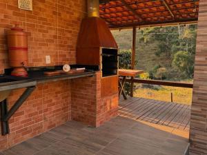 Η κουζίνα ή μικρή κουζίνα στο A loving farm cabin just for you and your love!