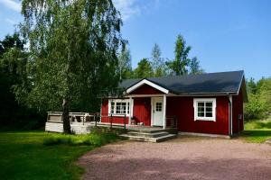 玛丽港Linnearo的红色的房子,有门廊和树