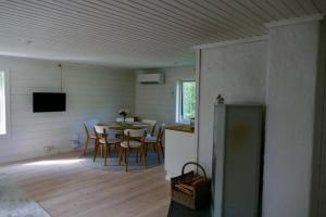 a kitchen and dining room with a table and chairs at Linnearo in Mariehamn