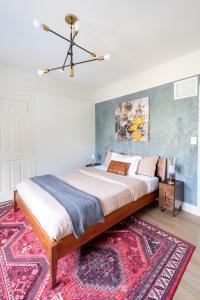 Un dormitorio con una cama grande y una alfombra. en Cozy 2br 5 mins drive to the beach j6, en Hollywood