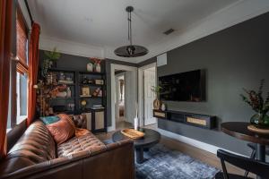 una sala de estar con un sofá y una mesa en Cozy 2br 5 mins drive to the beach j6, en Hollywood 11 fotos más