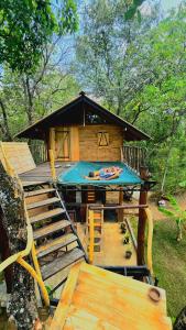 una casa con una gran piscina frente a ella en Hasthi Safari Cottage, en Udawalawe