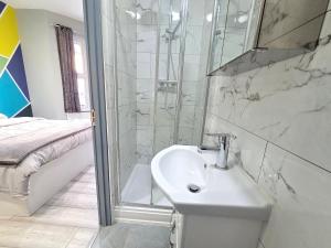 Photo de la galerie de l'établissement Bedroom in shared house in Hounslow, à Hounslow