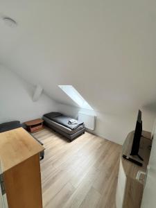 a living room with a bed and a desk at Oranienburg Unterkunft max 7P mit 4 Schlafzimmern in Oranienburg