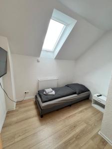 a bedroom with a bed in a room with a window at Oranienburg Unterkunft max 7P mit 4 Schlafzimmern in Oranienburg