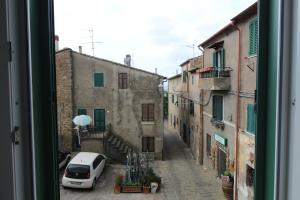 a view from a window of an alley with a car at Il Pittore in Vetulonia
