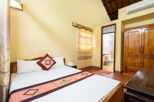 una camera da letto con un letto e un bagno di Lumiere Family Village Ba Vì a Ba Vì