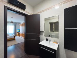 een badkamer met een wastafel en een spiegel bij Top Location - 2BR Seafront & Steps from Ferry by ArcoBnb in Sliema +30 foto's