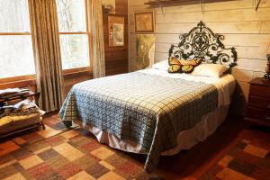 1 dormitorio con 1 cama con 2 mariposas en Your Own Nature Preserve, en Hersey