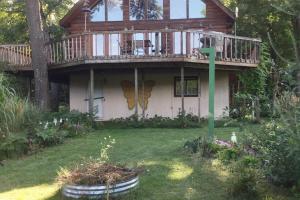 una casa con terraza en la parte superior de un patio en Your Own Nature Preserve, en Hersey