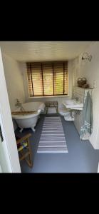 a large bathroom with two sinks and two tubs at Südfrankreich bei Berlin in Werder