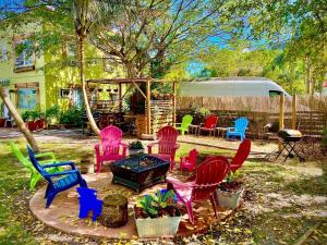 un grupo de sillas coloridas sentadas en un patio en Lovely 2br apt, 5 mins drive to the beach - j8, en Hollywood