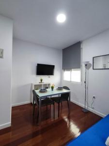 a dining room with a table and a tv at Benimaclet Habitacion con Baño in Valencia