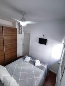 a bedroom with a bed with two towels on it at Benimaclet Habitacion con Baño in Valencia