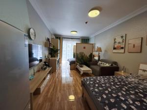 een slaapkamer met een bed en een woonkamer bij Vanxing Seaside Residence in Huiyangshi