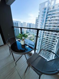 een tafel en stoelen op een balkon met uitzicht bij Vanxing Seaside Residence in Huiyangshi