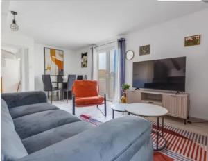 un soggiorno con un divano e un tavolo di House Nika Tribunj a Tribunj (Trebocconi)