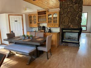 Η κουζίνα ή μικρή κουζίνα στο Cozy Pine Cabin