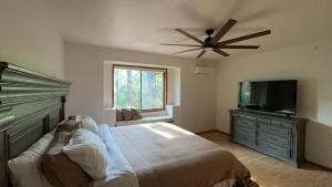 Ένα ή περισσότερα κρεβάτια σε δωμάτιο στο Cozy Pine Cabin
