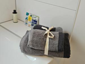 a couple of towels are sitting on a shelf at Gartenglück, entspannt wohnen am Obstwanderweg in Leichlingen +44 photos