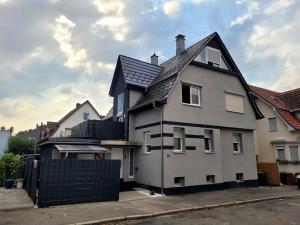 フィリンゲン・シュヴェニンゲンにあるFischer Apartment 2 - geräumige Monteurs- & Ferienwohnung mit 4 Schlafzimmern - neu renoviert mit privater Terrasse, Smart-TV & voll ausgestatteter Küche - ideal für Arbeit, Gruppen & Familienの黒屋根白屋根