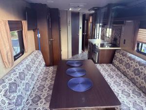 Una cocina o cocineta en RV In The Keys a Tropical Retreat