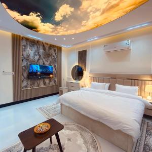 Ένα ή περισσότερα κρεβάτια σε δωμάτιο στο شقق فندقية جديدة متعددة الاحجام ديكور فخم مدخل ذكي