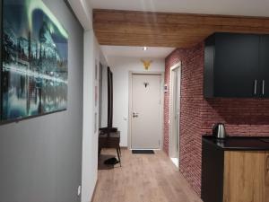 Cette chambre dispose d'un couloir avec un mur en briques. dans l'établissement Evdo Apartments F4 modern room, à Kʼumlistsʼikhe