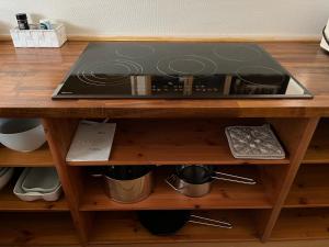 a wooden table with a tray on a shelf at Stor lejlighed i landlige omgivelser in Bækmarksbro