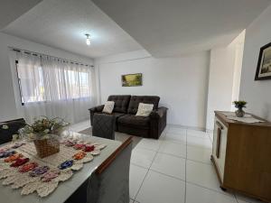 a living room with a couch and a table at SMART FLAT HOTEL apartamento 11A CENTRO in Mogi das Cruzes