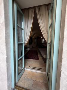 a hallway with two windows and a couch at Appartamento incantevole Fondo Val di Non in Fondo
