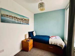 Willenhallにある#56 Stylish 4-Bed House Free Parking Near Shopsのベッドルーム(青いベッド1台、ナイトスタンド付)