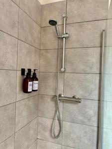 Willenhallにある#56 Stylish 4-Bed House Free Parking Near Shopsの浴室のシャワーヘッド付きシャワー