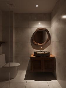 ハノイにあるVilla Céleste Elegance-Central French Charm-Jacuzzi-Free Airportの洗面台、トイレ、鏡のあるバスルーム