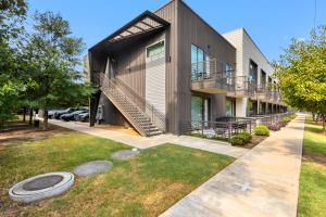 una casa con scala e cortile di Austin Stylish Studio ad Austin