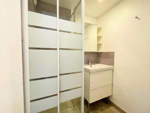 a white bathroom with a sink and a mirror at Résidence Villaret - Studio cabine avec cuisiné équipée et vue sur les pistes MAE-4194 in Les Menuires