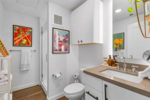 un bagno bianco con un water e un lavandino di Austin Stylish Studio ad Austin Altre 74 foto