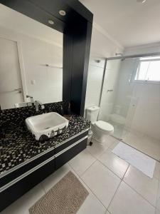 un bagno con lavandino, doccia e WC di Apto alto padrão na Praia de Torres - 550m do mar a Torres