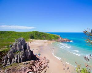 vista su una spiaggia con persone di Apto alto padrão na Praia de Torres - 550m do mar a Torres