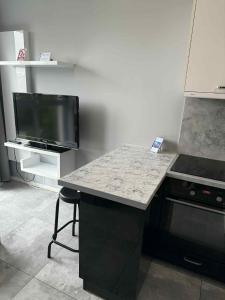 cocina con encimera y fogones en Apartament Poznańska 24, en Bydgoszcz