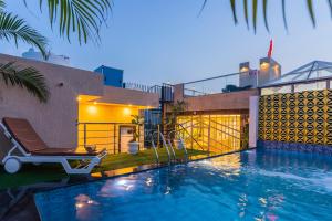 una piscina con una silla junto a una casa en The LAKE MOUNT, en Udaipur