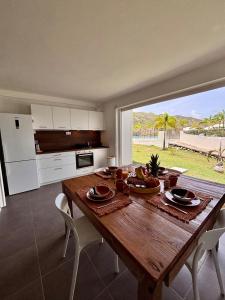 Η κουζίνα ή μικρή κουζίνα στο Casa Soleil Vibrant Caribbean Hideaway